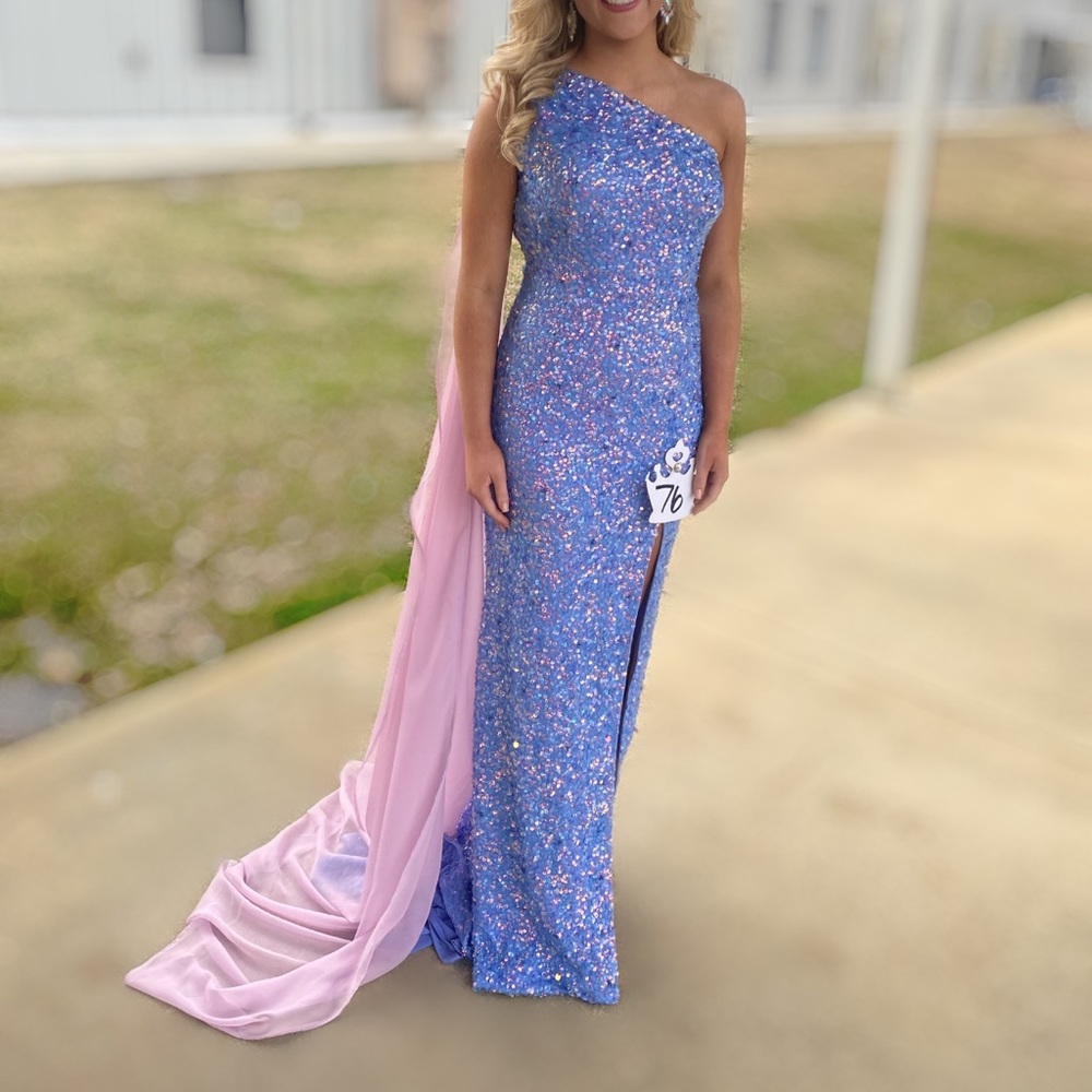🌟WINNING🌟 Sherri Hill with custom cape